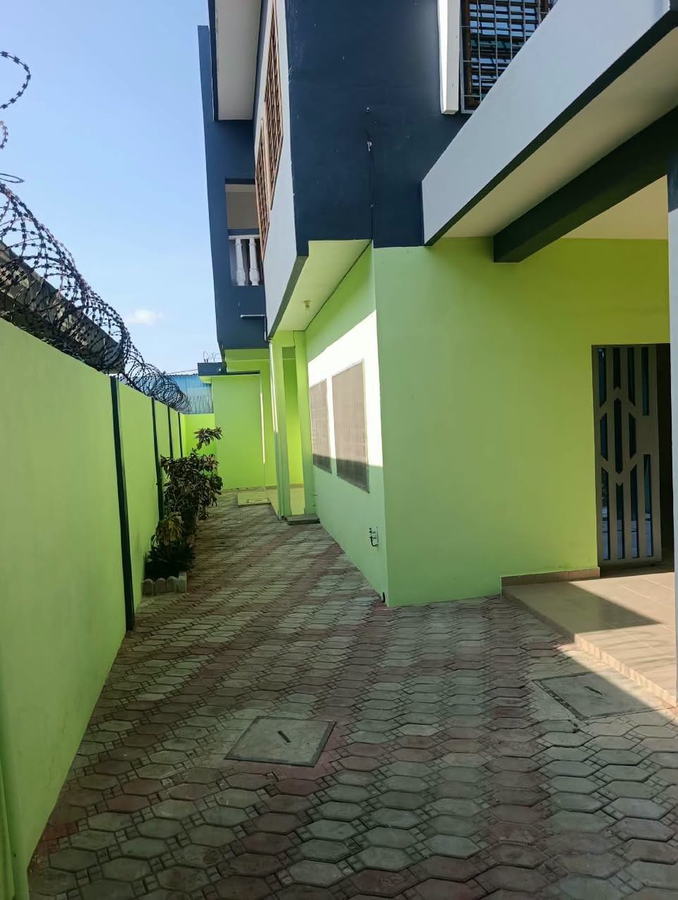 Maison de 3 pièces avec garage, terrasse et arrière-cour aménagée