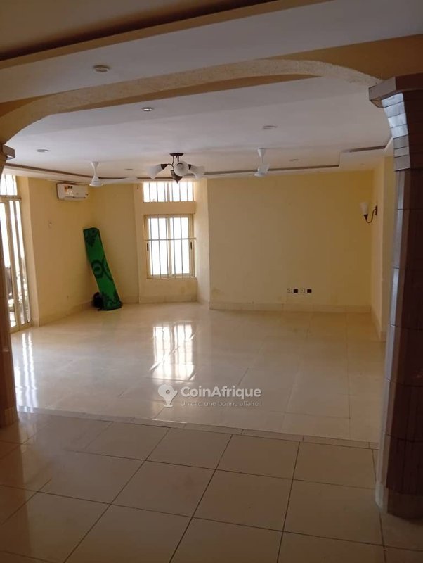 Villa luxueuse de 7 pièces avec piscine et suite parentale en zone résidentielle