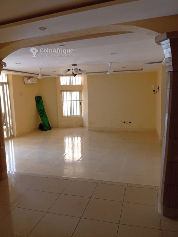 Villa luxueuse de 7 pièces avec piscine et suite parentale en zone résidentielle