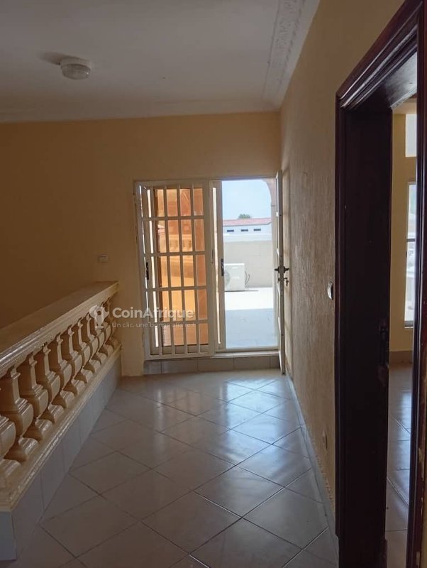 Villa luxueuse de 7 pièces avec piscine et suite parentale en zone résidentielle