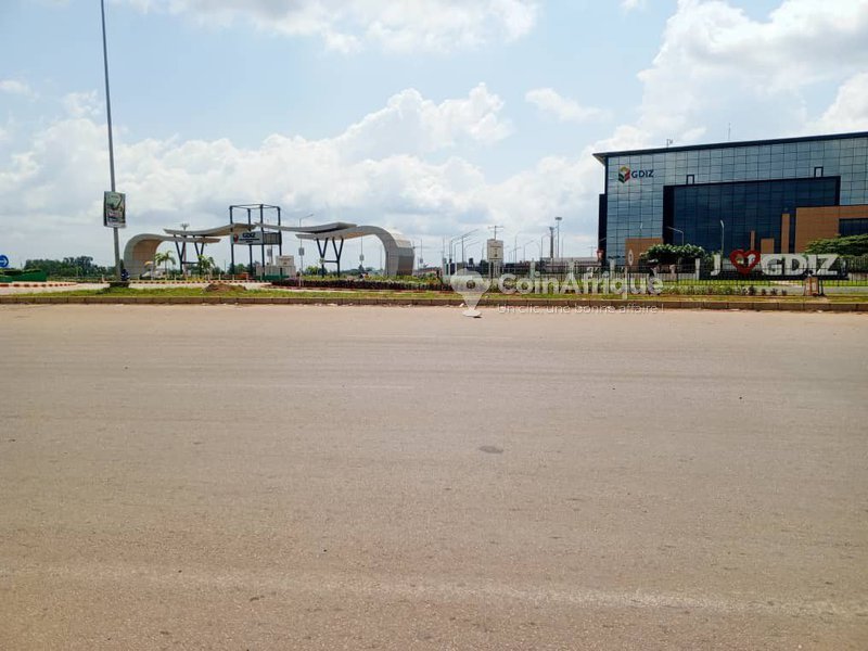 Terrain spacieux de 450 m² avec titre foncier – Opportunité unique à Zè-Glo