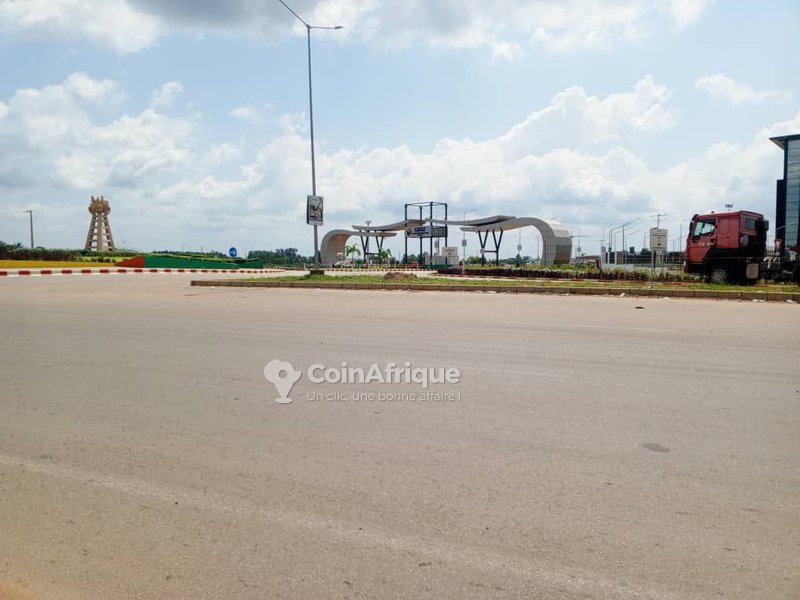 Terrain spacieux de 450 m² avec titre foncier – Opportunité unique à Zè-Glo