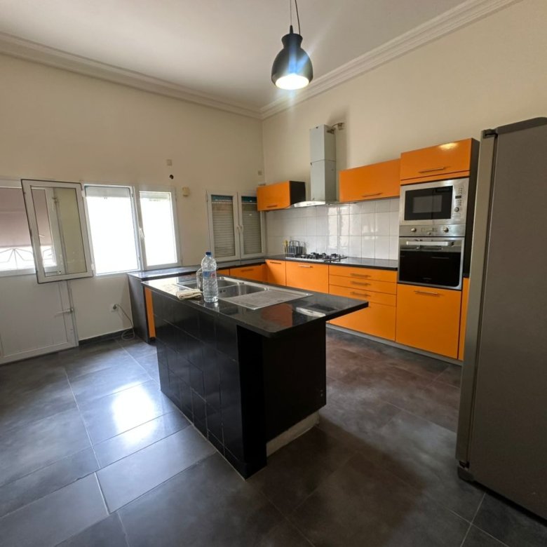 Appartement meublé de 3 pièces avec climatisation, jardin et garage