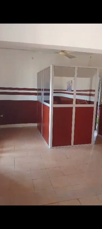 Magasin spacieux avec véranda et dallage en excellent état