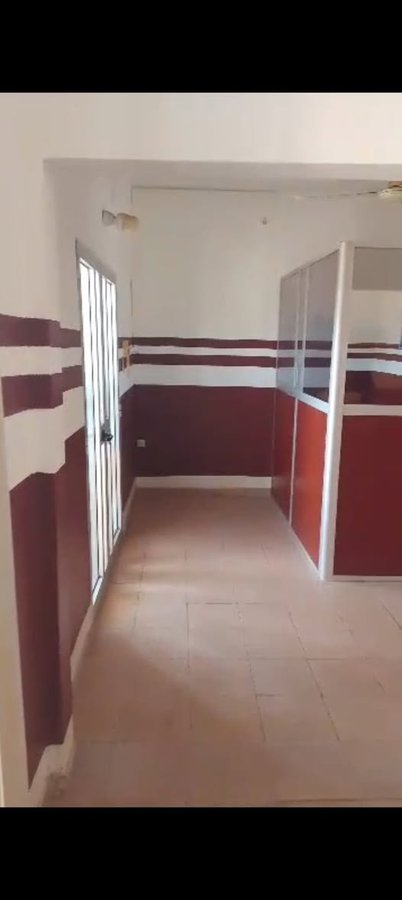 Magasin spacieux avec véranda et dallage en excellent état