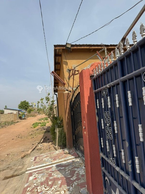 Immeuble de 12 appartements avec titre foncier et infrastructures sociales