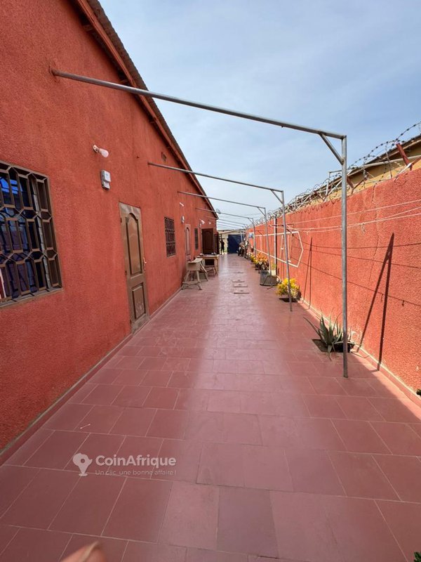 Immeuble de 12 appartements avec titre foncier et infrastructures sociales