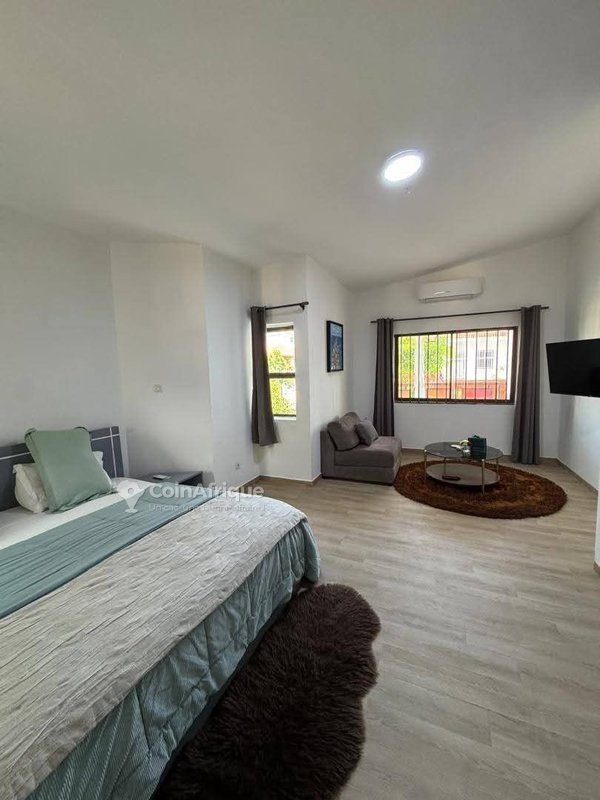 Appartement meublé duplex de 5 pièces avec terrasse aménagée et groupe électrogène