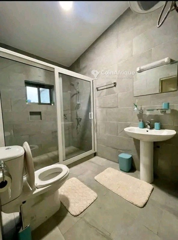 Appartement meublé duplex de 5 pièces avec terrasse aménagée et groupe électrogène