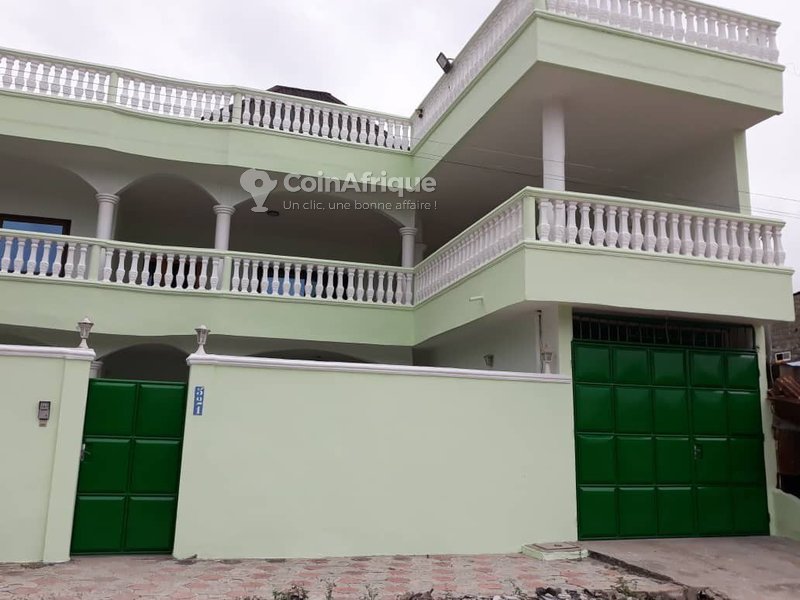 Villa luxueuse de 6 pièces avec grande terrasse aménageable et paillote