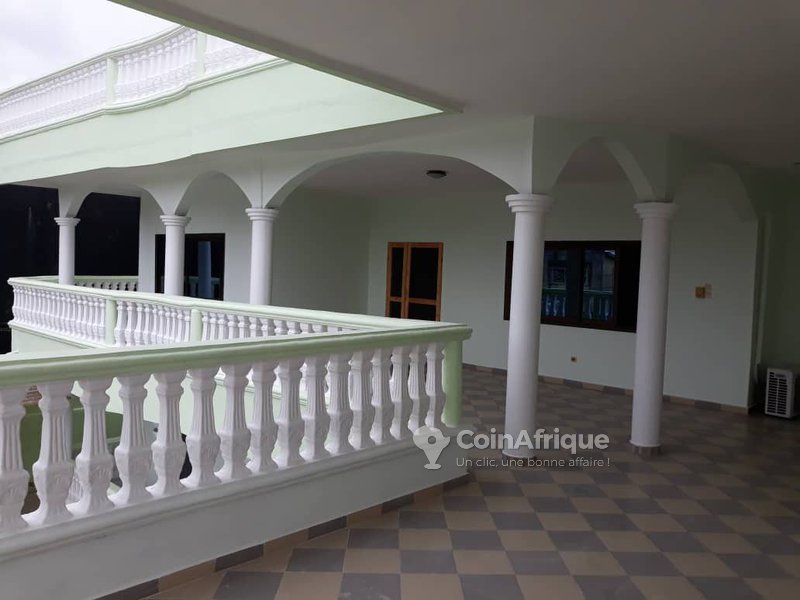 Villa luxueuse de 6 pièces avec grande terrasse aménageable et paillote