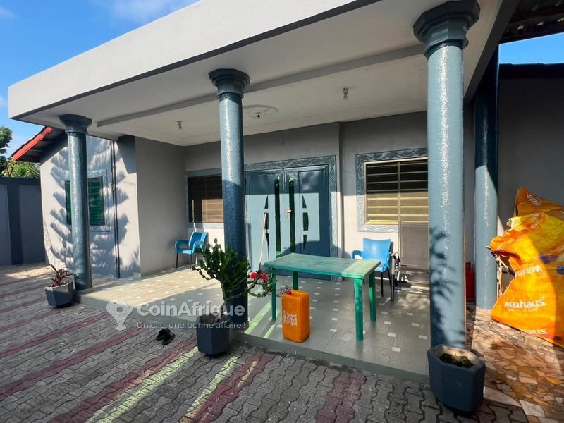 Villa luxueuse de 4 pièces avec cour pavée et alimentation électrique double