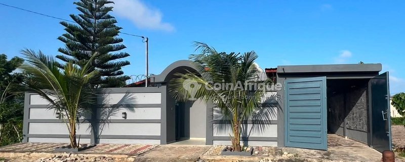 Villa luxueuse de 4 pièces avec cour pavée et alimentation électrique double
