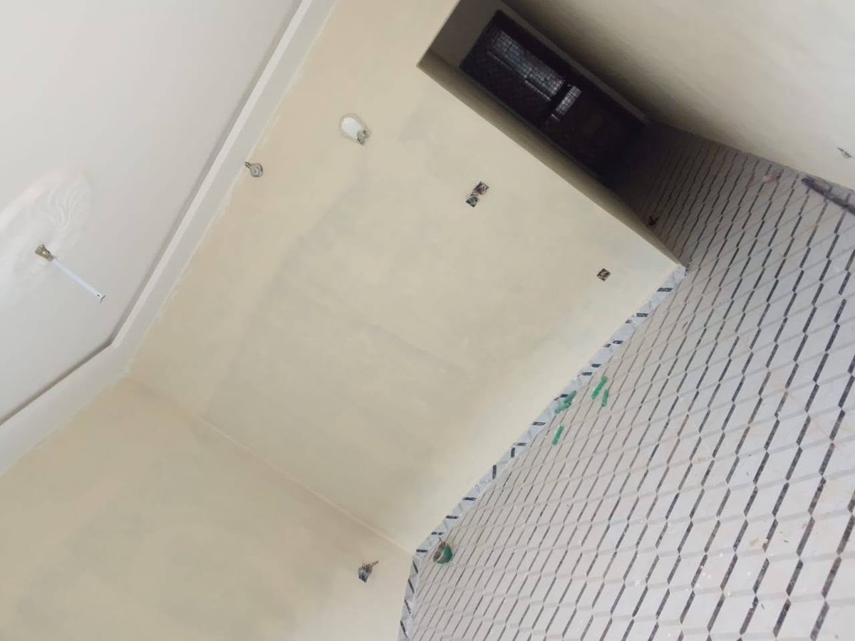 Studio neuf avec sanitaires modernes et couloir spacieux