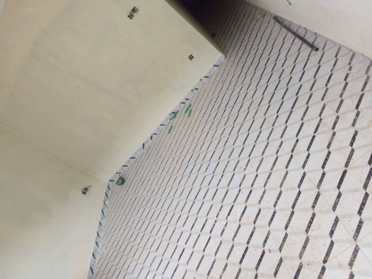 Studio neuf avec sanitaires modernes et couloir spacieux