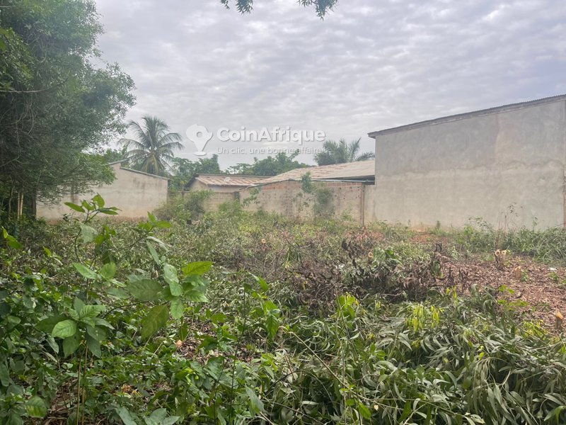 Terrain prêt à bâtir de 507 m² en angle de rue avec documents administratifs à jour
