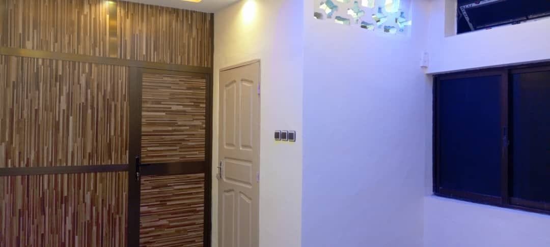 Appartement lumineux d'une pièce avec sanitaires staffés et cuisine séparée