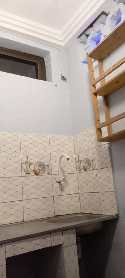 Appartement lumineux d'une pièce avec sanitaires staffés et cuisine séparée