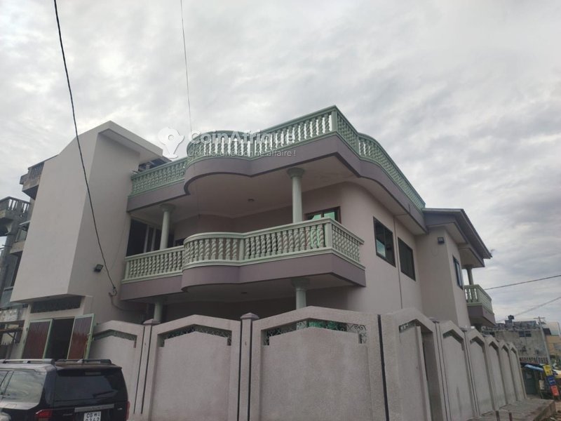 Villa luxueuse de 5 pièces avec grande terrasse et garage pour 3 véhicules