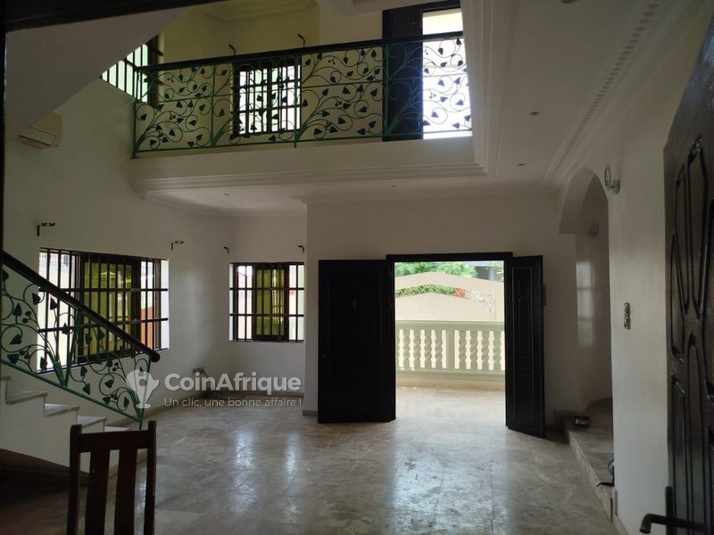 Villa luxueuse de 5 pièces avec grande terrasse et garage pour 3 véhicules