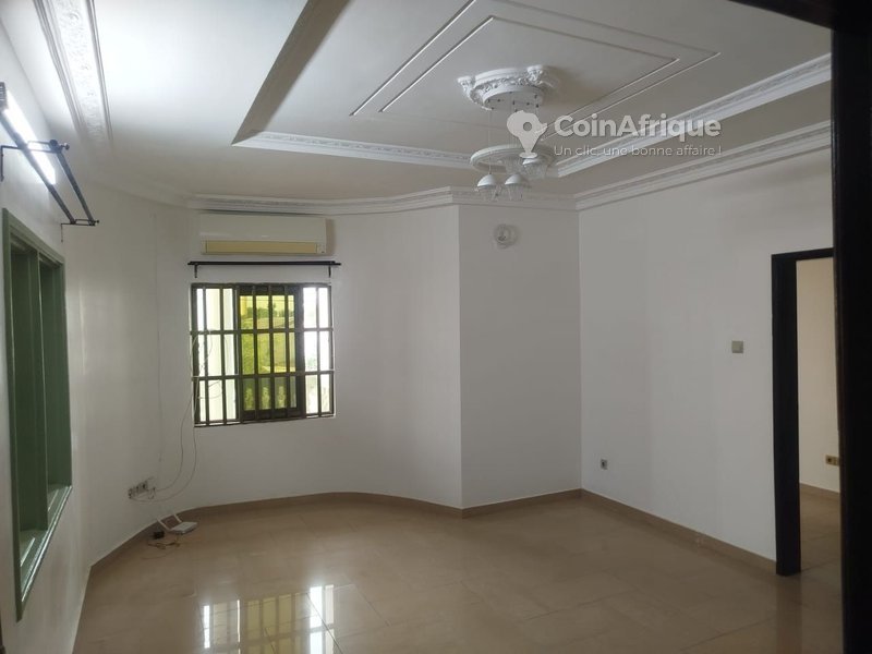 Villa luxueuse de 5 pièces avec grande terrasse et garage pour 3 véhicules