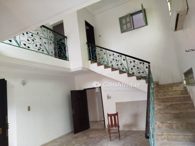 Villa luxueuse de 5 pièces avec grande terrasse et garage pour 3 véhicules