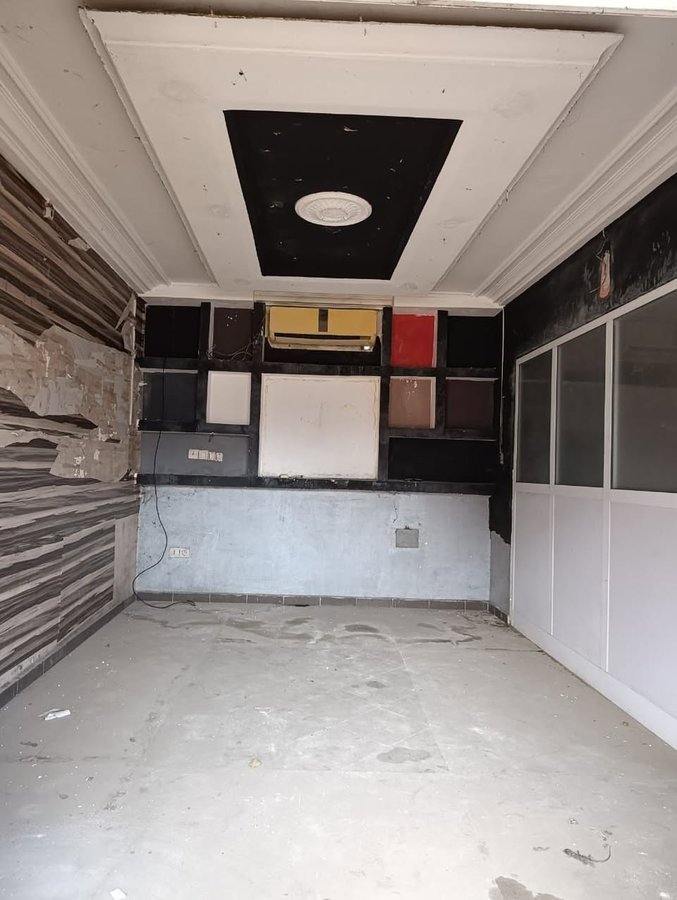 Magasin spacieux avec emplacement stratégique en zone animée