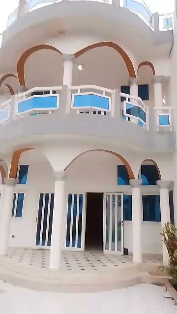 Villa luxueuse de 7 pièces avec terrasses et garages spacieux