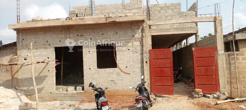 Maison en chantier avec 5 pièces et boutique intégrée - Opportunité unique