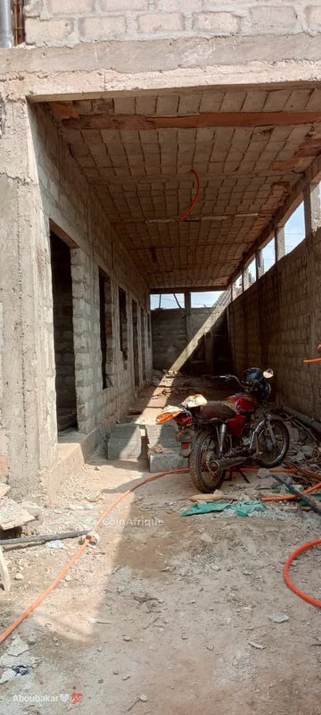 Maison en chantier avec 5 pièces et boutique intégrée - Opportunité unique