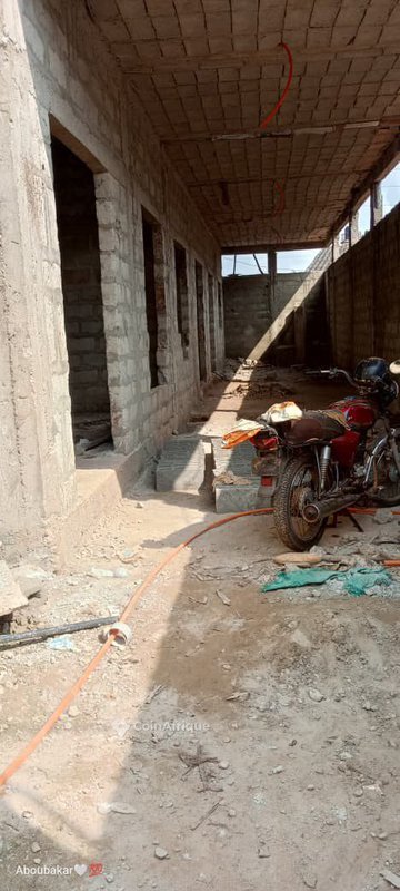 Maison en chantier avec 5 pièces et boutique intégrée - Opportunité unique