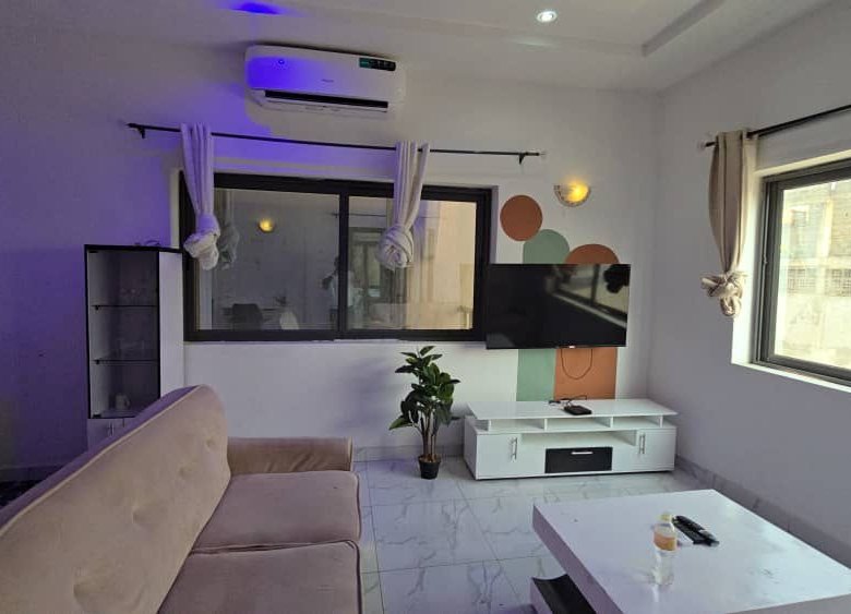 Immeuble meublé R+3 avec 8 chambres, studios et bar à ciel ouvert en plein cœur de Vèdoko