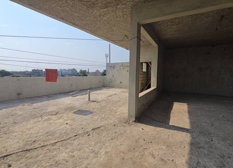 Immeuble meublé R+3 avec 8 chambres, studios et bar à ciel ouvert en plein cœur de Vèdoko