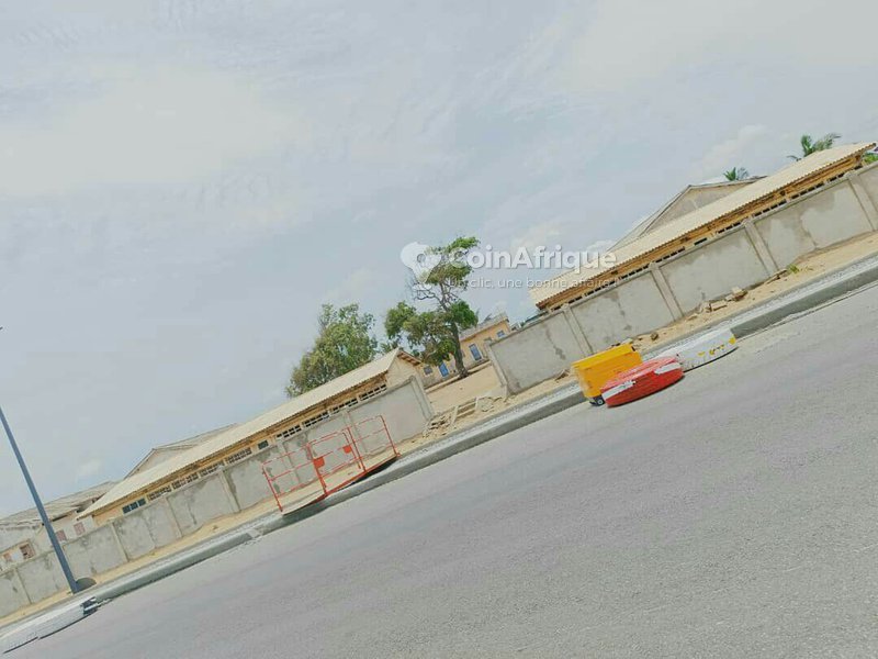 Terrain exceptionnel de 1000 m² clôturé avec titre foncier personnel et accès direct à la mer