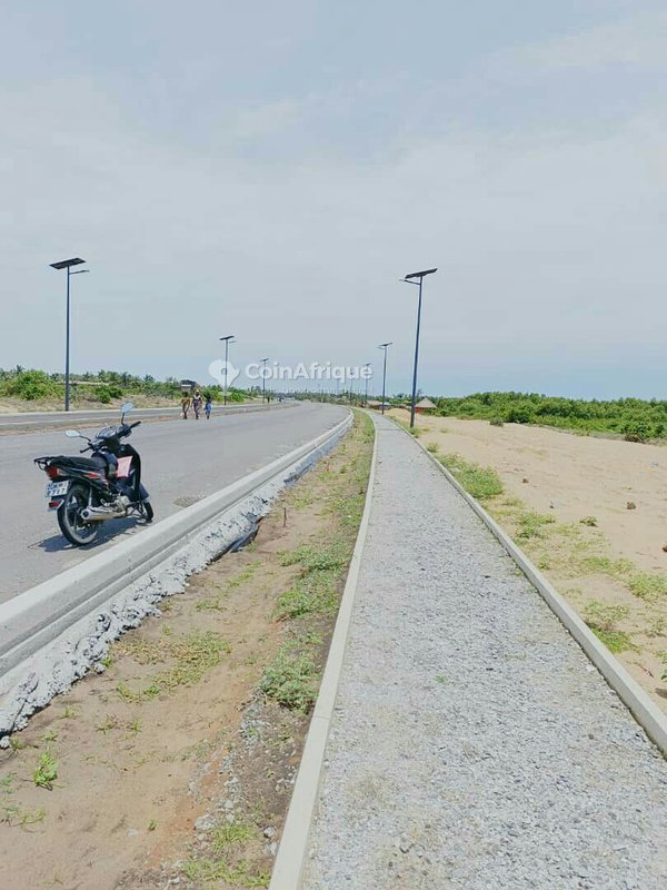 Terrain exceptionnel de 1000 m² clôturé avec titre foncier personnel et accès direct à la mer