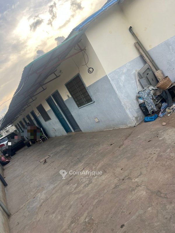 Maison locative de 6 chambres avec boutiques et documents légaux complets