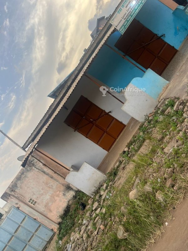 Maison locative de 6 chambres avec boutiques et documents légaux complets