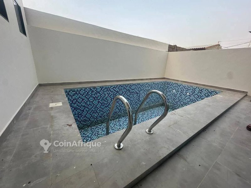 Villa luxueuse de 4 chambres avec piscine et dépendance