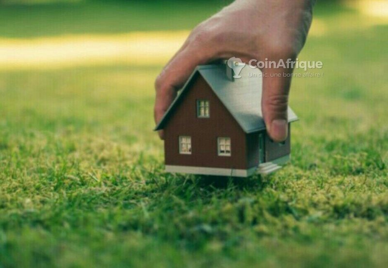 Terrain constructible de 347 m² déjà clôturé en angle de rue