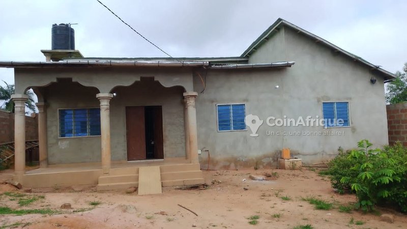 Maison spacieuse de 5 pièces avec potentiel de construction et forage intégré