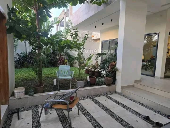 Villa luxueuse de 5 pièces avec salle des fêtes, terrasse et sécurité haut de gamme