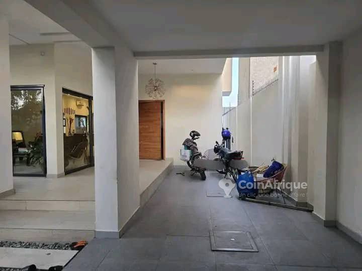 Villa luxueuse de 5 pièces avec salle des fêtes, terrasse et sécurité haut de gamme