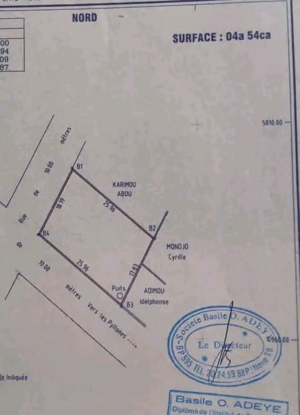 Terrain en angle de rue clôturé et sécurisé avec titre foncier