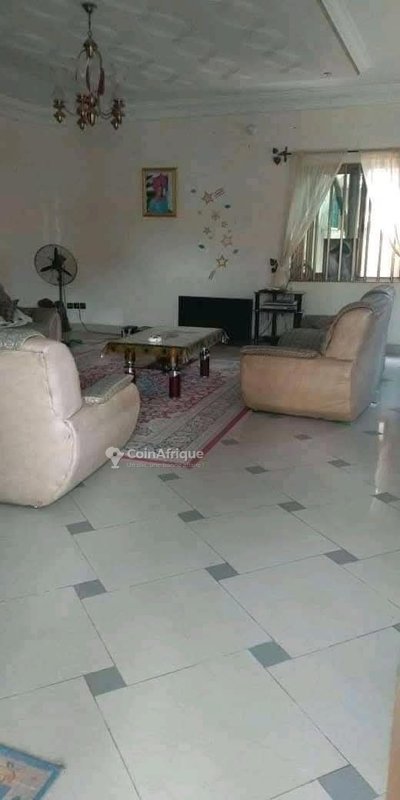 Villa luxueuse de 3 chambres avec garage spacieux et espace vert