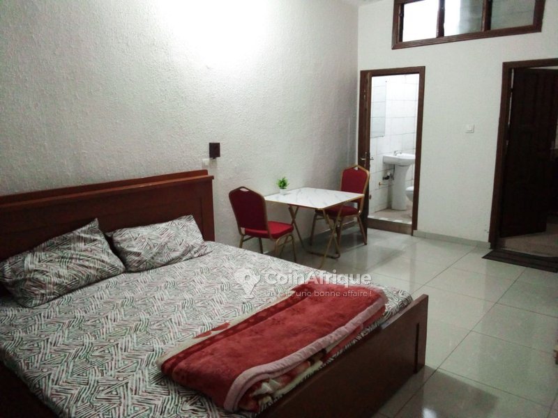 Studio meublé climatisé d'une pièce avec fibre optique et services inclus