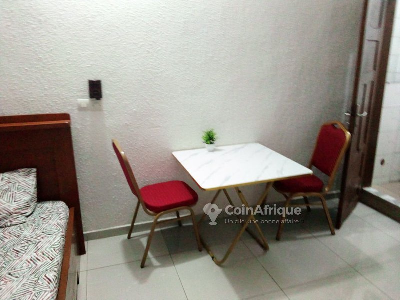 Studio meublé climatisé d'une pièce avec fibre optique et services inclus