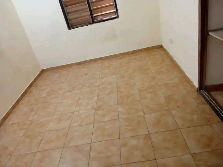 Appartement 2 pièces avec placards intégrés et arrière-cour spacieuse