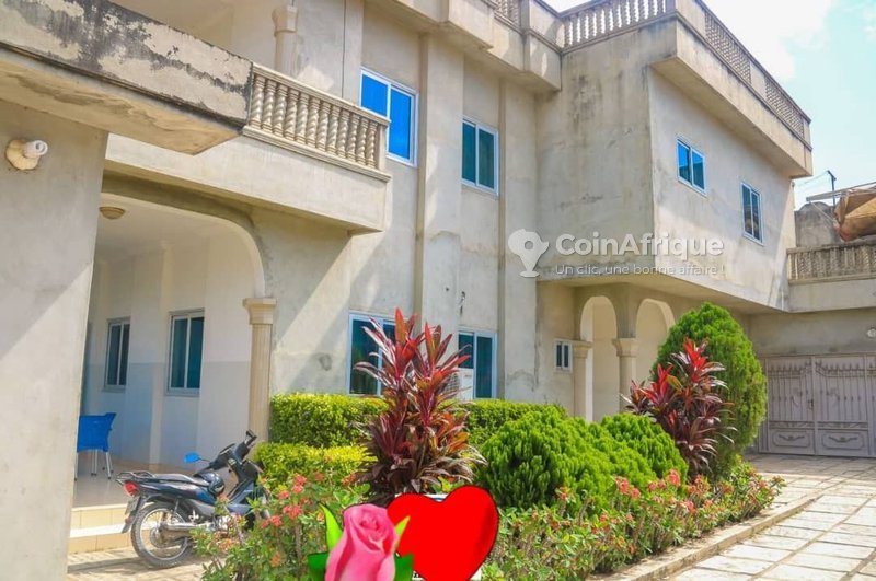 Splendide Villa de 10 Pièces avec Grande Cour Fleurie et Garage Double