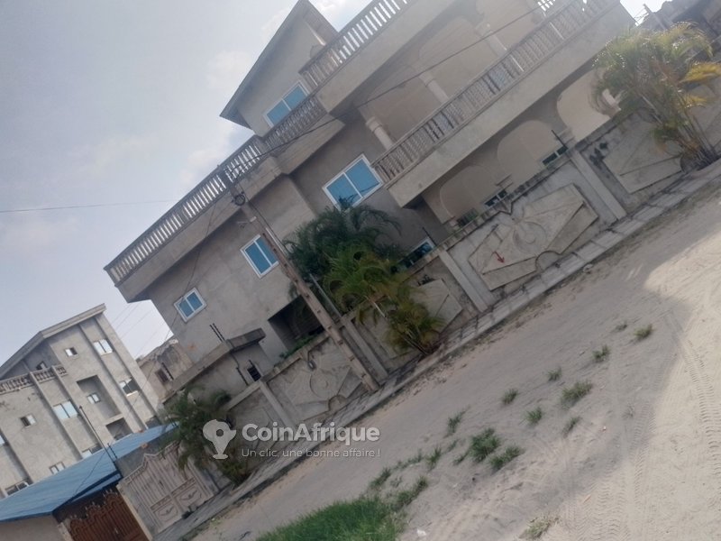 Splendide Villa de 10 Pièces avec Grande Cour Fleurie et Garage Double