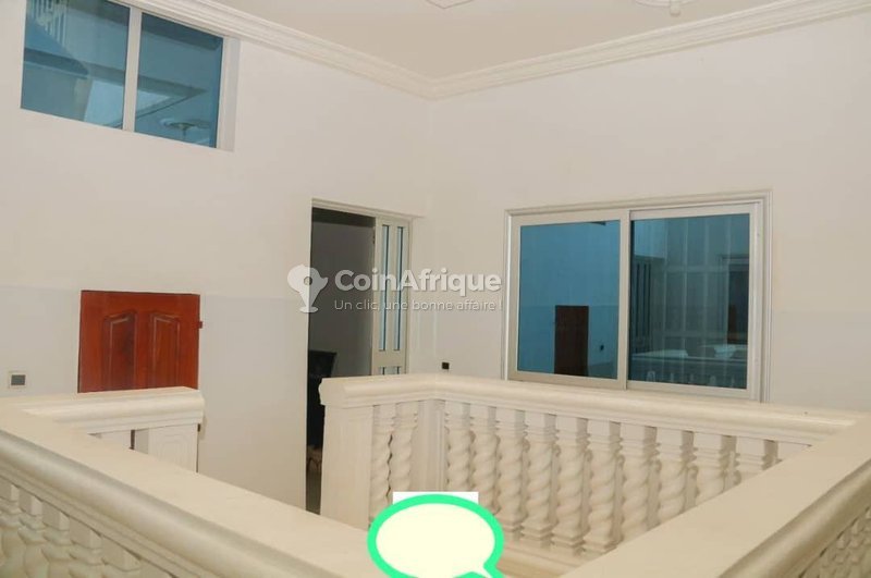 Splendide Villa de 10 Pièces avec Grande Cour Fleurie et Garage Double